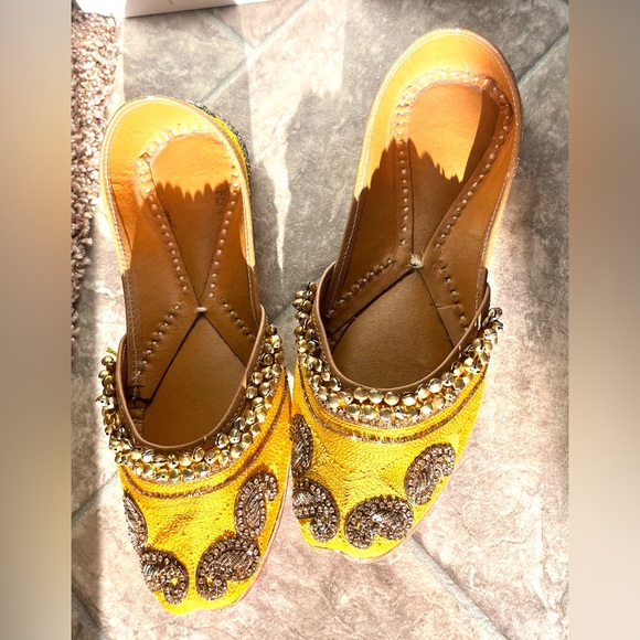 Yellow Punjabi Jutti - handmade shoe with bells - Picture 4 of 7